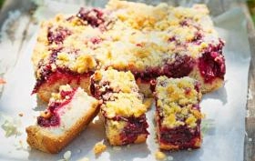 Przepis na ciasto drożdżowe – z owocami i kruszonką